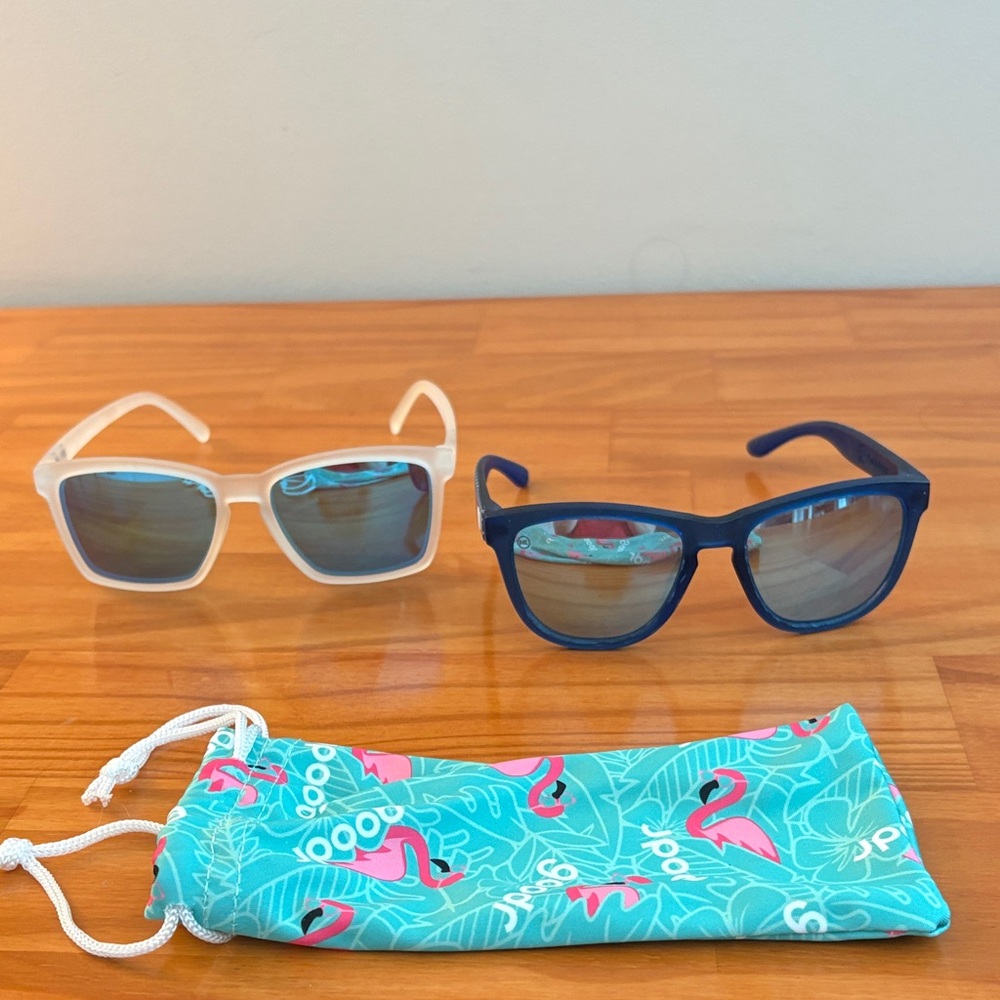 Two pairs kids sunglasses